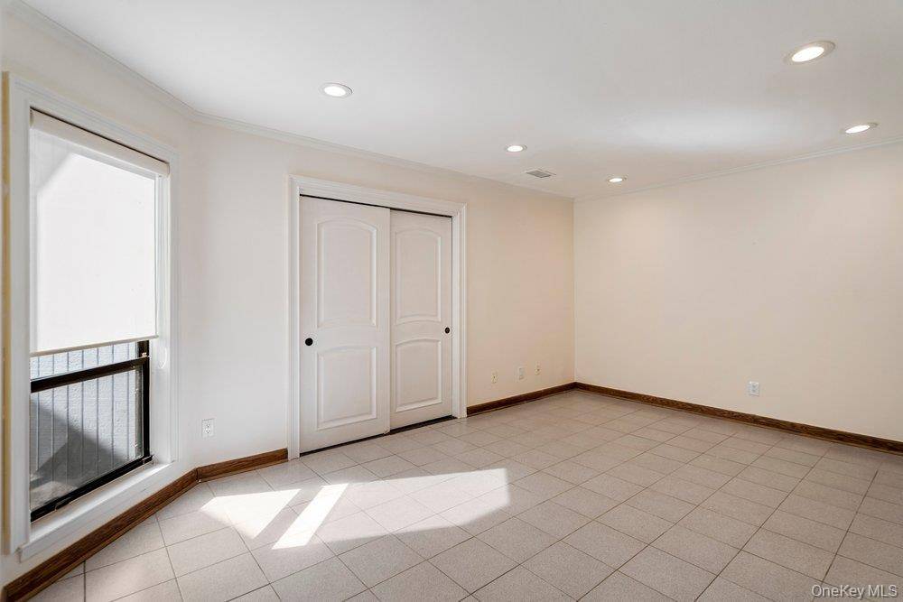 3 Bedroom Home for Sale in Jericho - New York - USA - 7