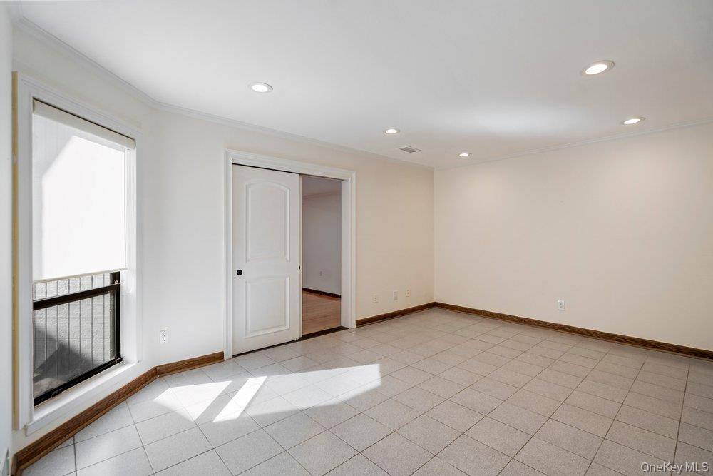 3 Bedroom Home for Sale in Jericho - New York - USA - 8