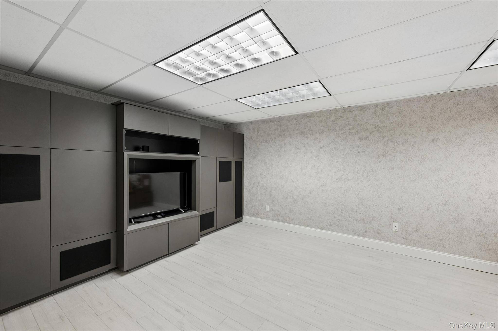 3 Bedroom Home for Sale in Jericho - New York - USA - 8
