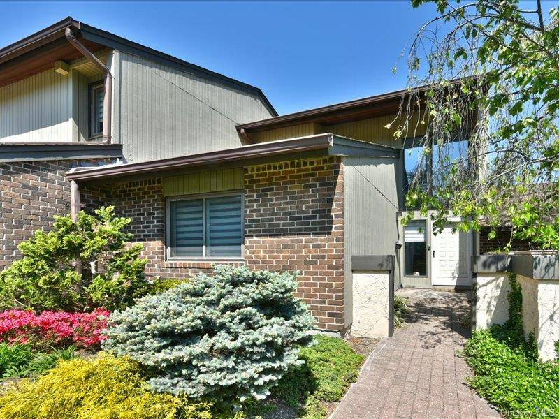 3 Bedroom Home for Sale in Jericho - New York - USA - 2