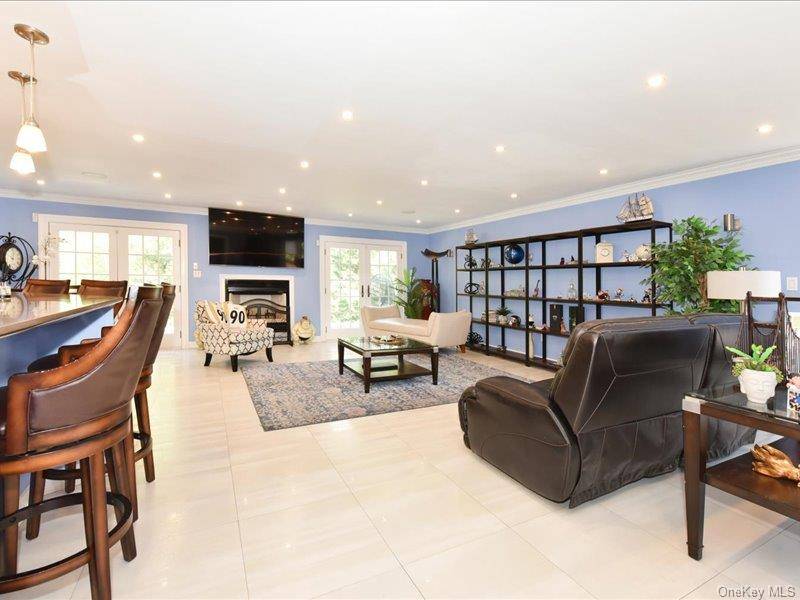 3 Bedroom Home for Sale in Jericho - New York - USA - 3