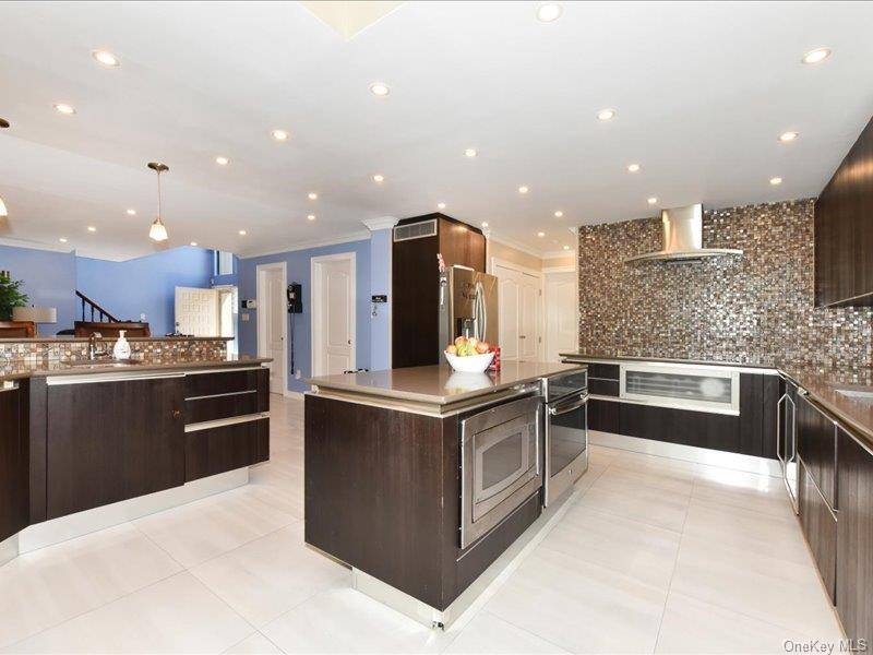 3 Bedroom Home for Sale in Jericho - New York - USA - 8