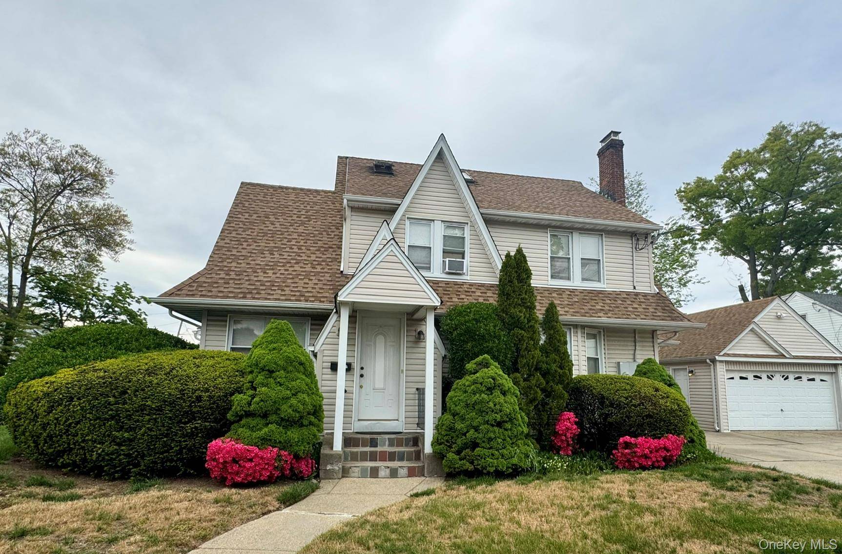 3 Bedroom Home for Sale in Lynbrook - New York - USA - 1
