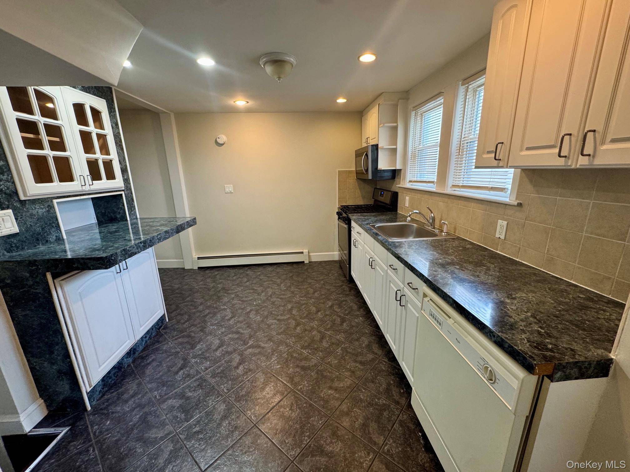 3 Bedroom Home for Sale in Lynbrook - New York - USA - 3