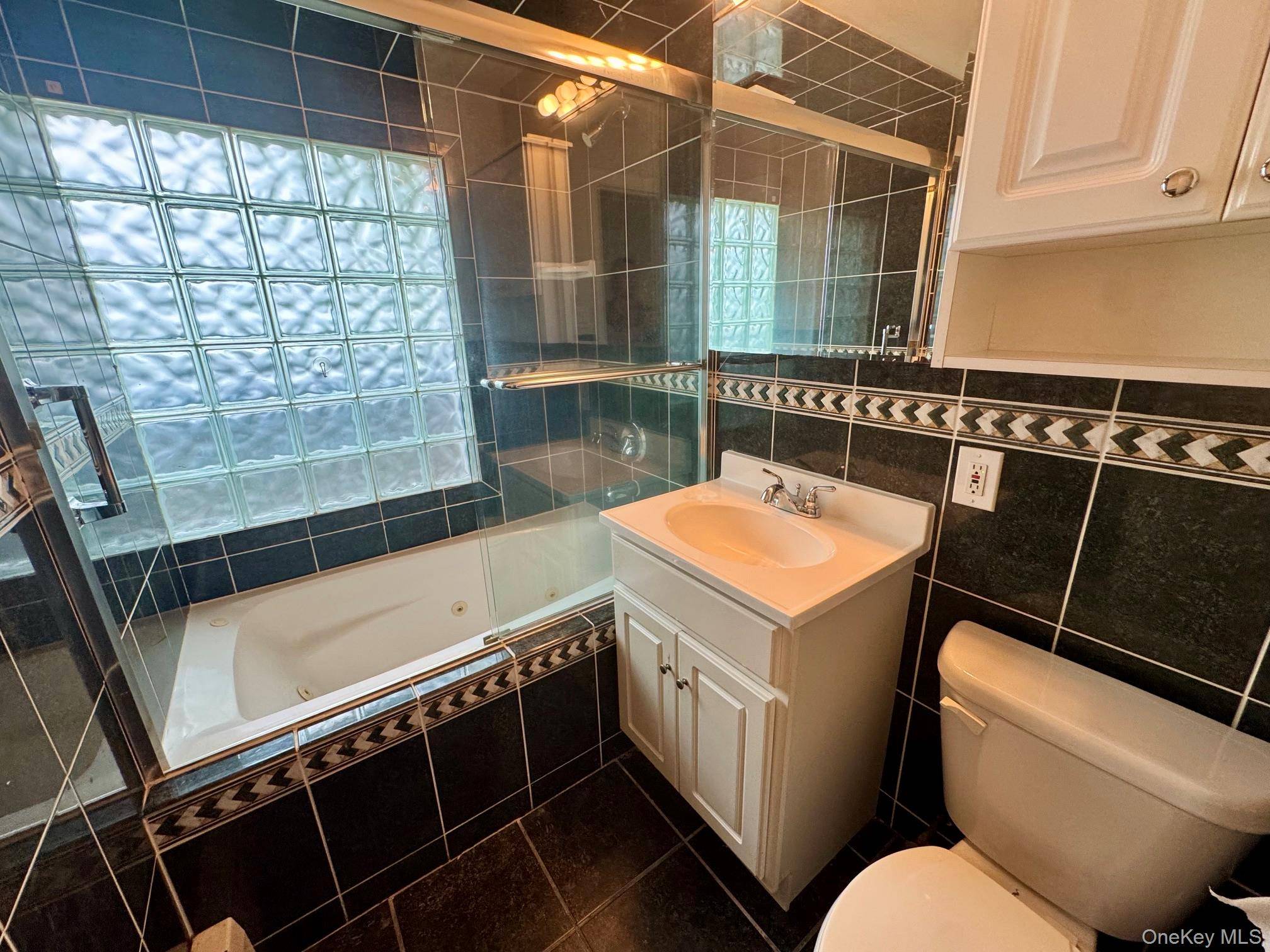 3 Bedroom Home for Sale in Lynbrook - New York - USA - 8