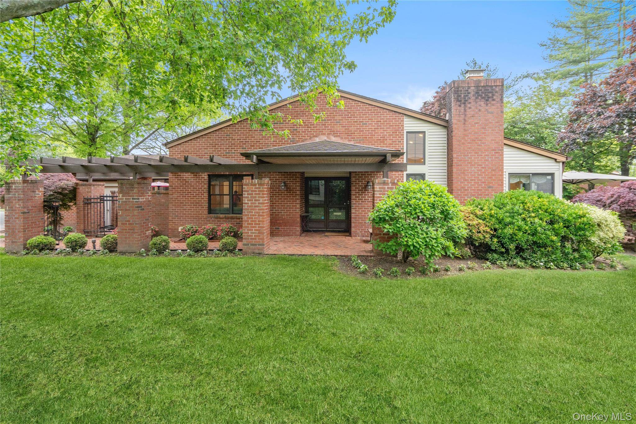 3 Bedroom Home for Sale in Manhasset - New York - USA - 1