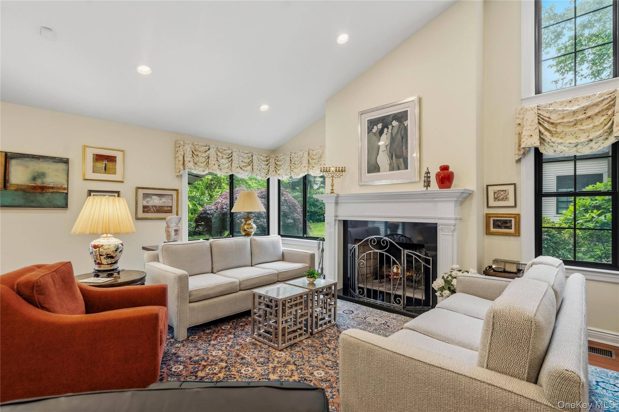 3 Bedroom Home for Sale in Manhasset - New York - USA - 2