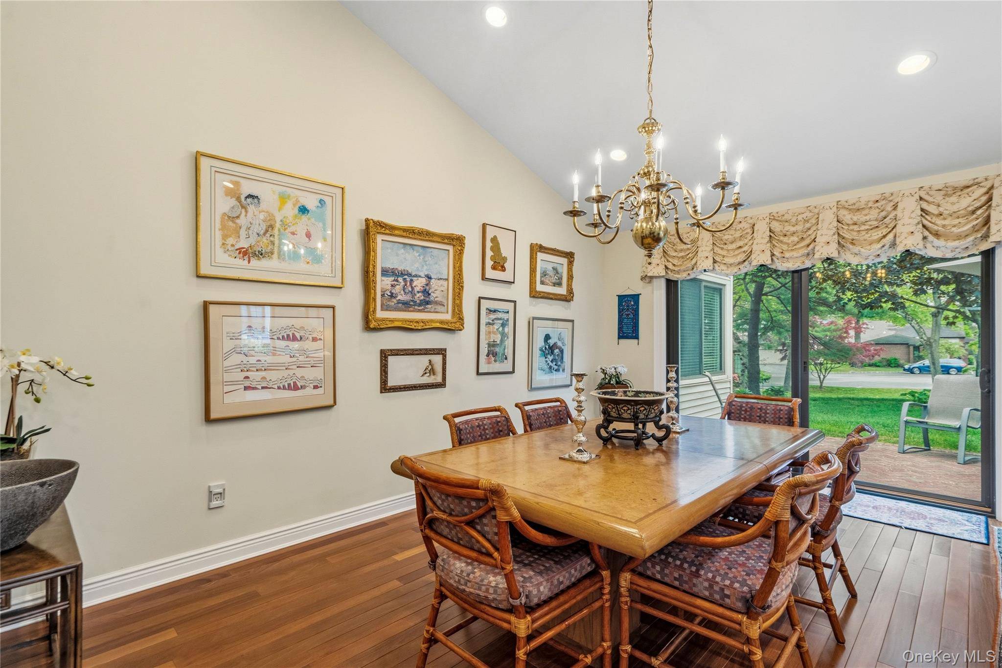 3 Bedroom Home for Sale in Manhasset - New York - USA - 3