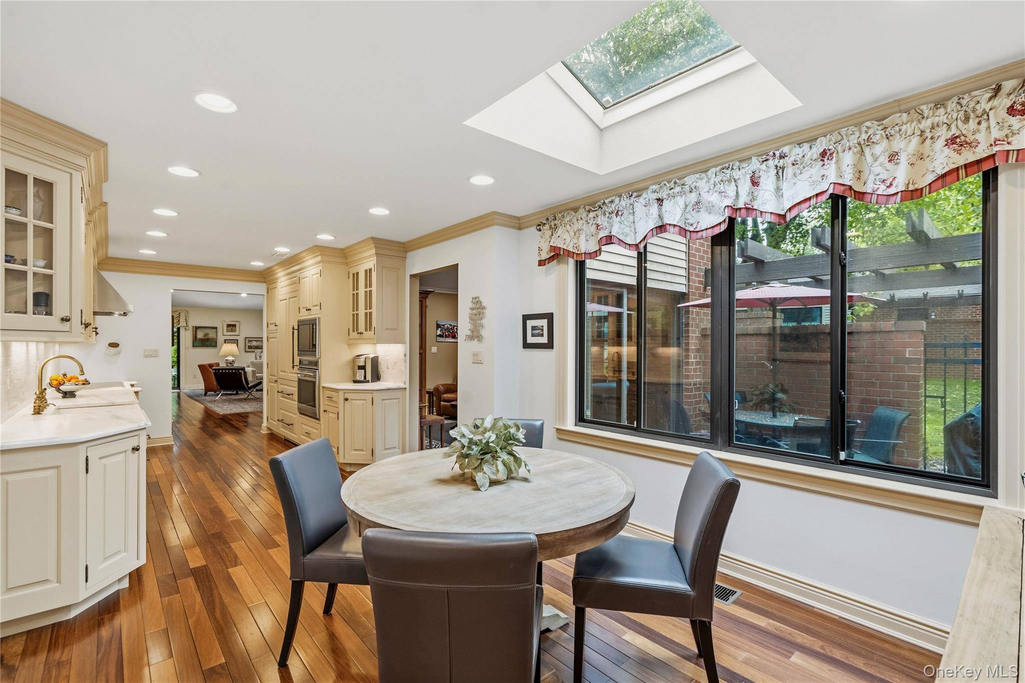 3 Bedroom Home for Sale in Manhasset - New York - USA - 7