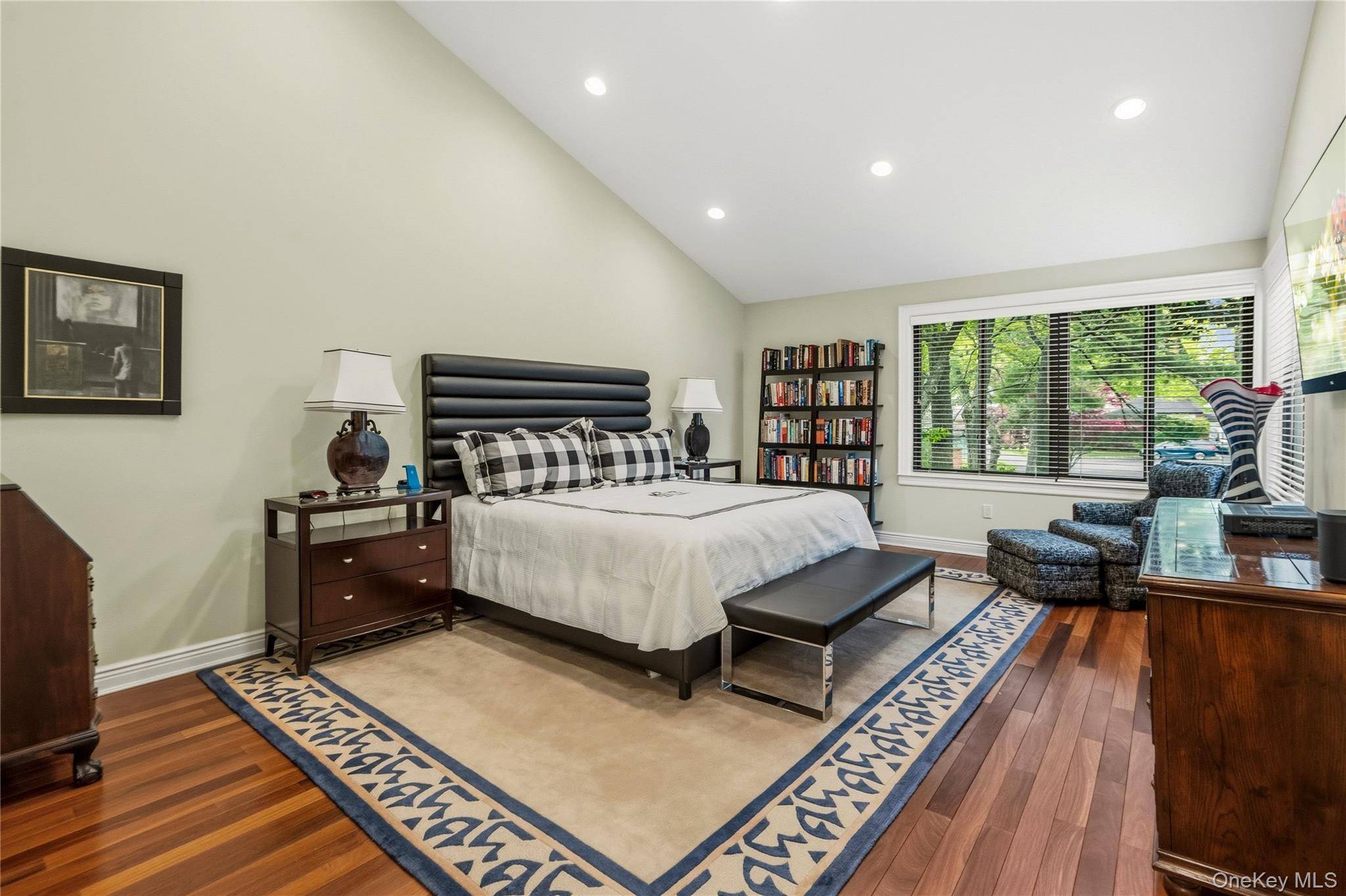 3 Bedroom Home for Sale in Manhasset - New York - USA - 8