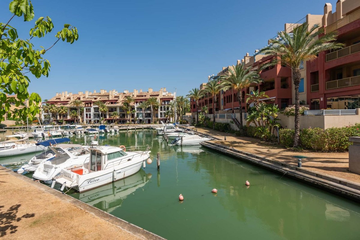 Apartamento de 3 Dormitorios en Venta en Sotogrande, Costa del Sol - 2