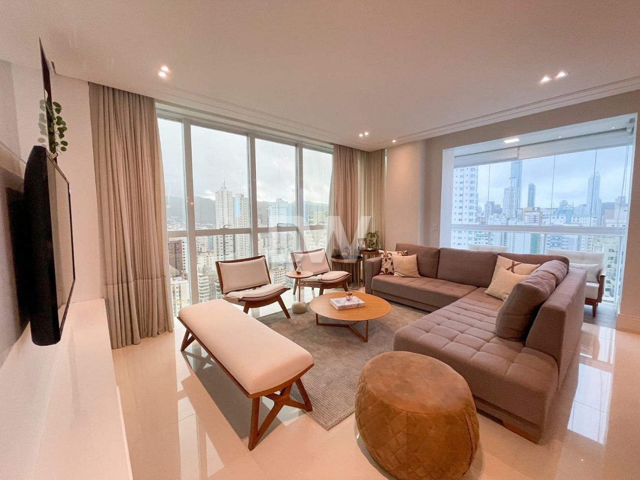Apartamento com 3 Suítes à Venda em Balneário Camboriú - Santa Catarina - Brasil - 2