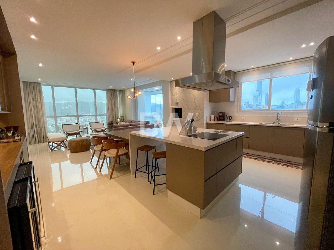 Apartamento com 3 Suítes à Venda em Balneário Camboriú - Santa Catarina - Brasil - 3