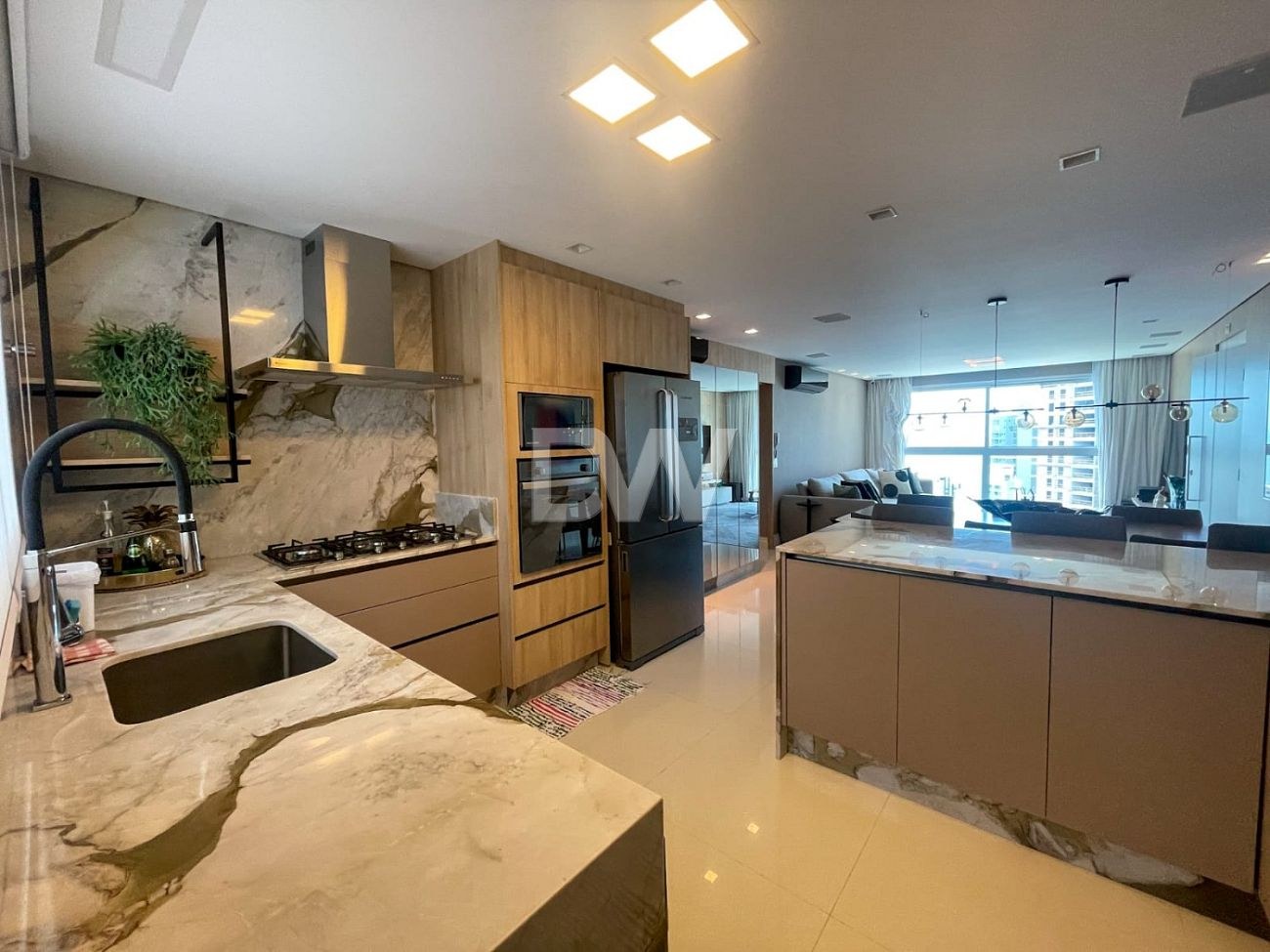 Apartamento com 3 Suítes à Venda em Balneário Camboriú - Santa Catarina - Brasil - 1