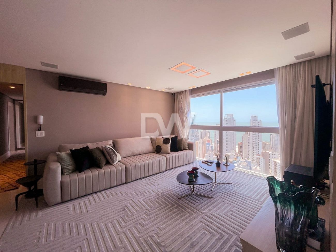 Apartamento com 3 Suítes à Venda em Balneário Camboriú - Santa Catarina - Brasil - 3