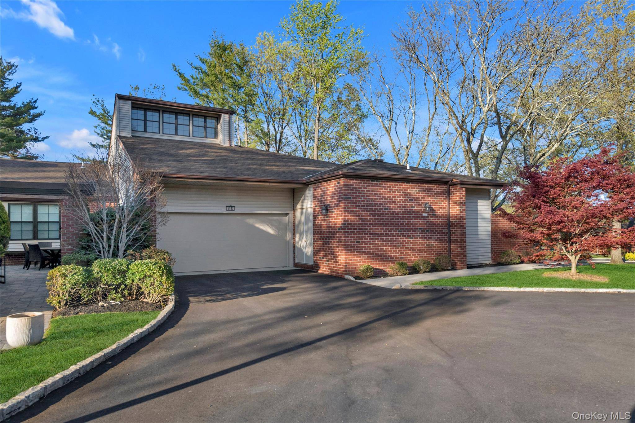 4 Bedroom Home for Sale in Manhasset - New York - USA - 2