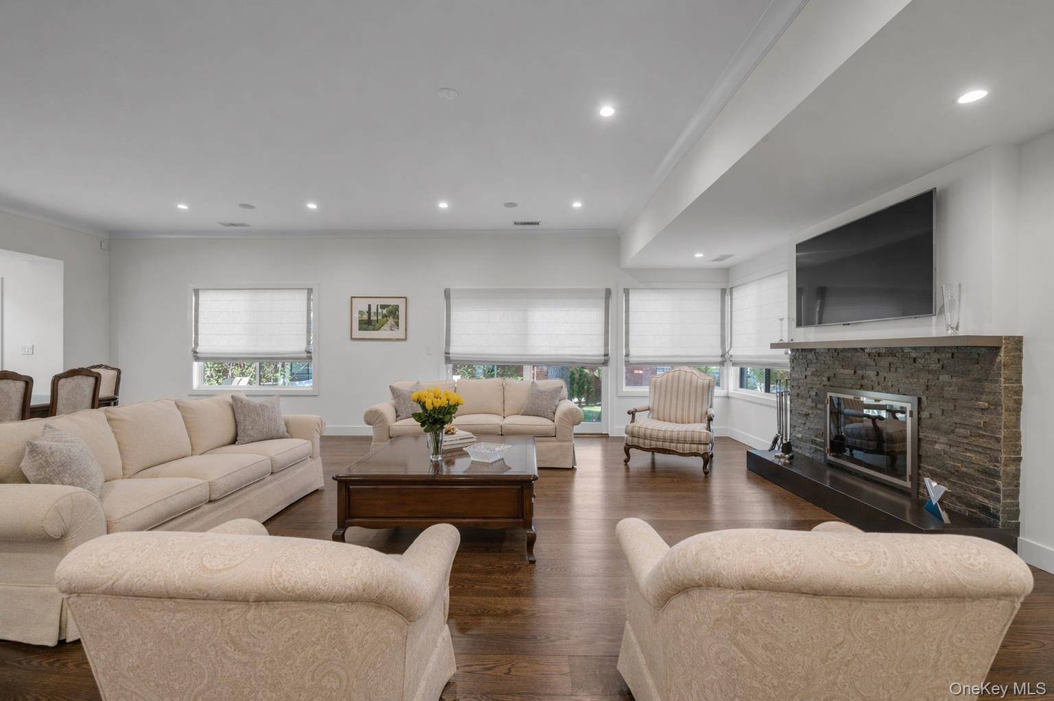 4 Bedroom Home for Sale in Manhasset - New York - USA - 6