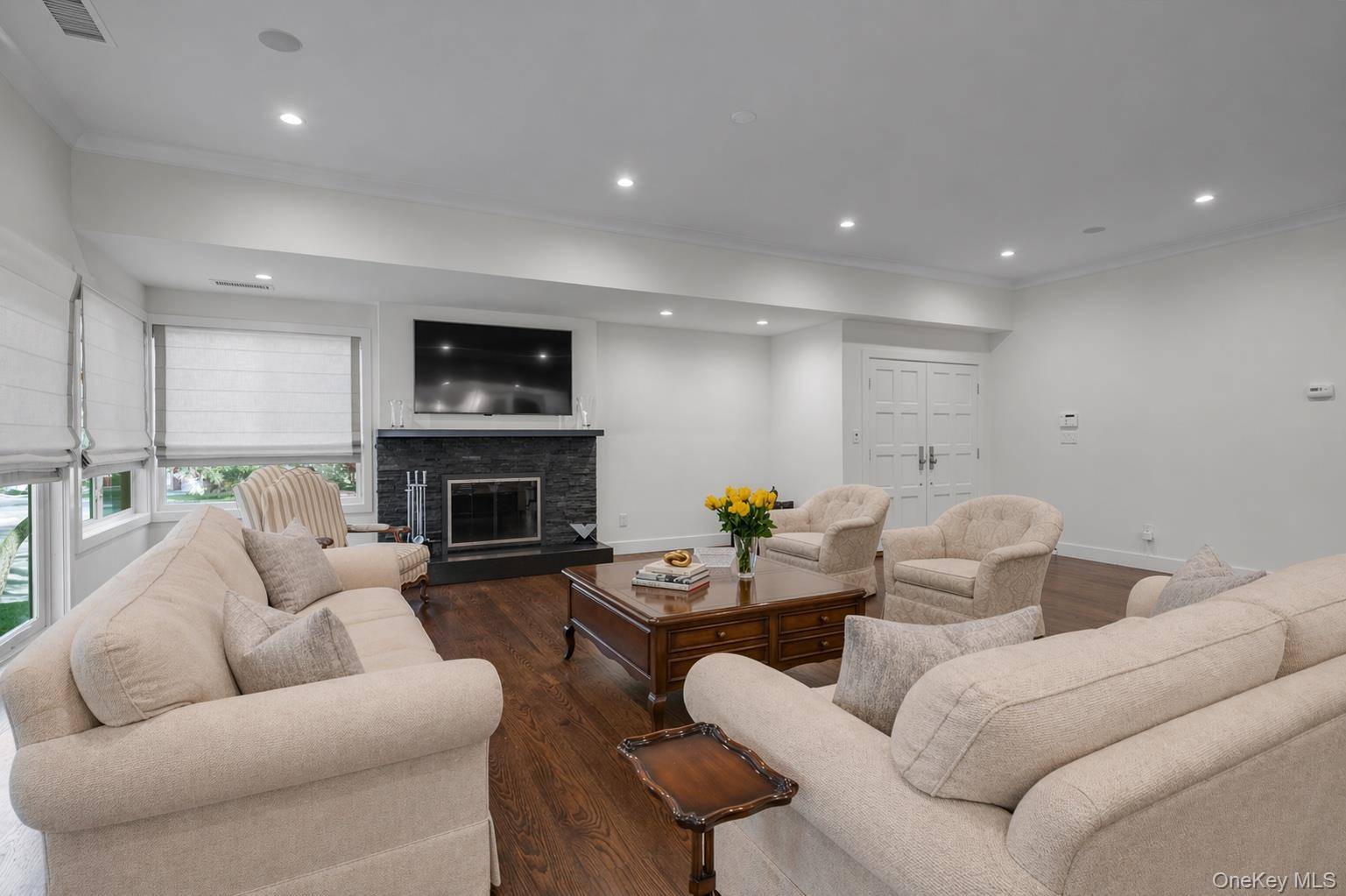4 Bedroom Home for Sale in Manhasset - New York - USA - 7