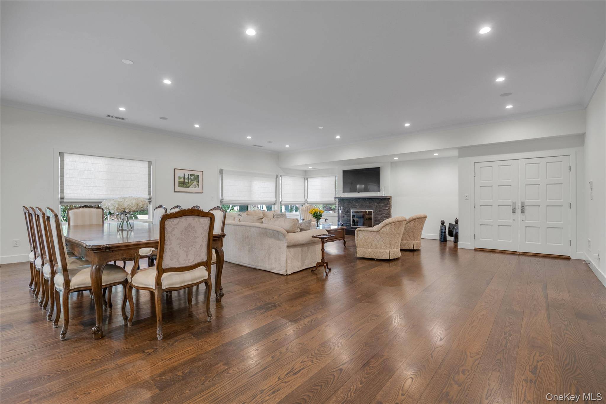 4 Bedroom Home for Sale in Manhasset - New York - USA - 8
