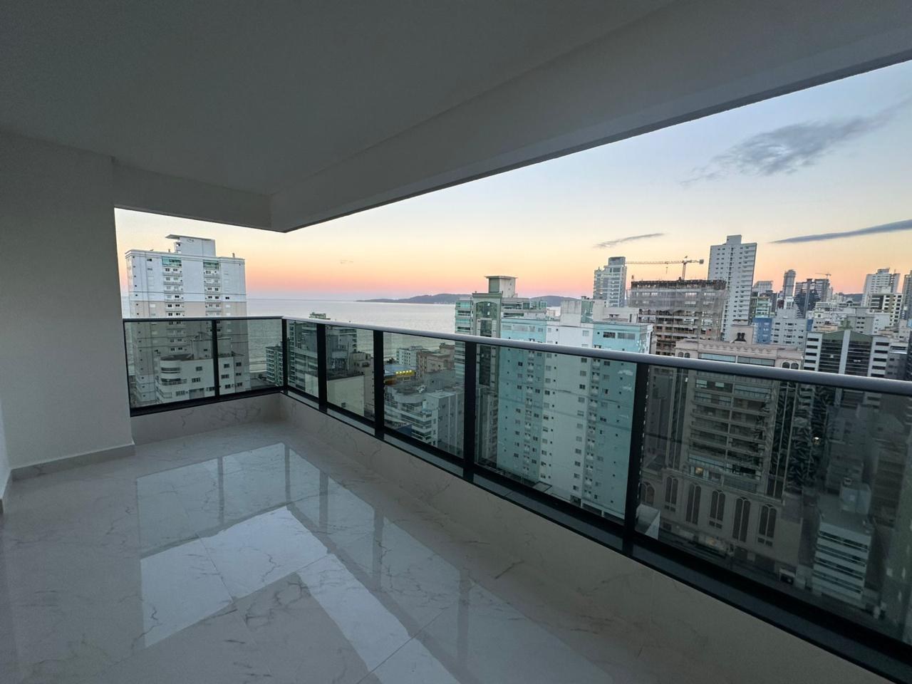 Apartamento com 4 Suítes à Venda em Itapema - Santa Catarina - Brasil - 1