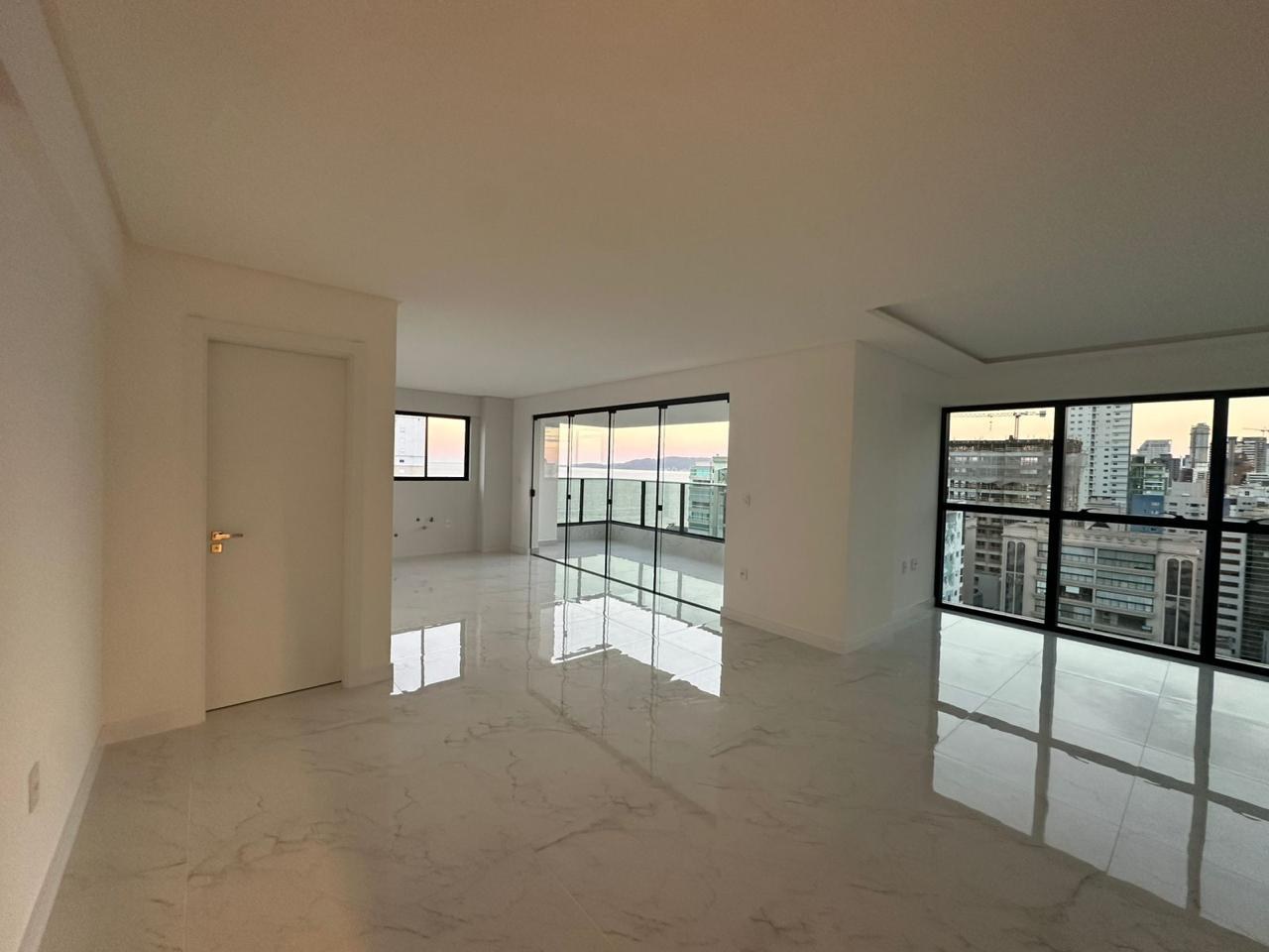 Apartamento com 4 Suítes à Venda em Itapema - Santa Catarina - Brasil - 3