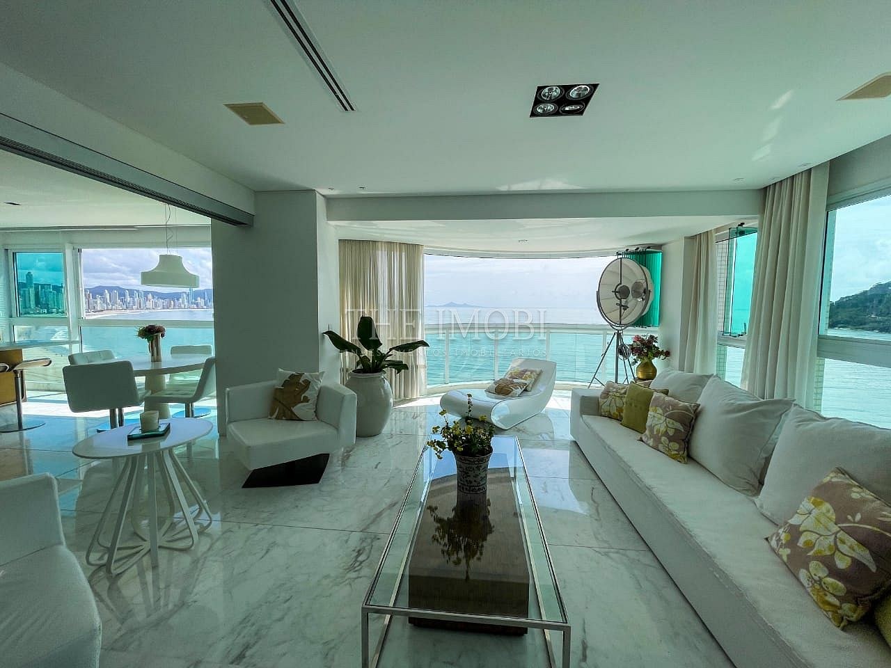 Apartamento Frente Mar com 3 Suítes à Venda em Balneário Camboriú - Santa Catarina - Brasil - 1