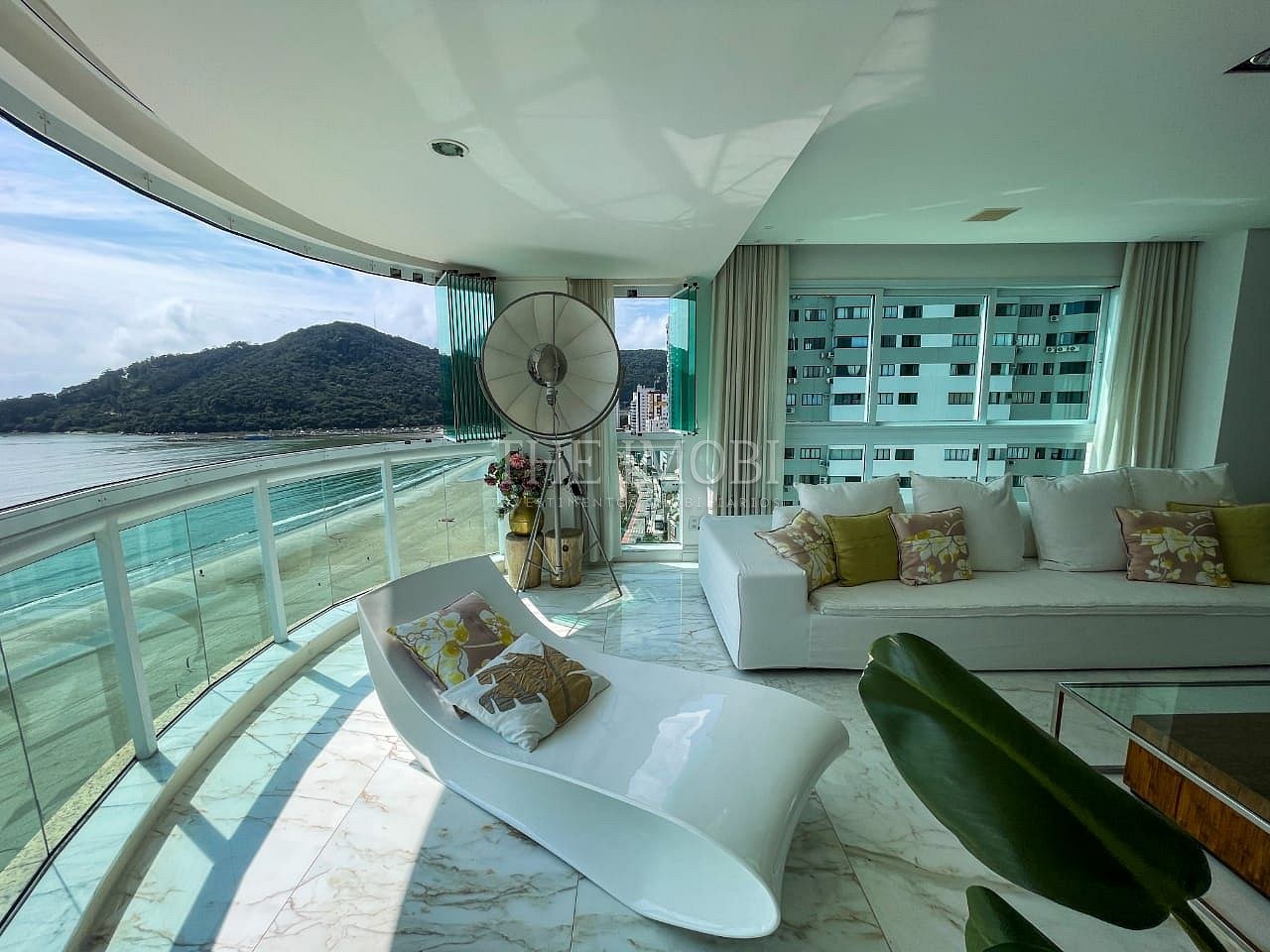 Apartamento Frente Mar com 3 Suítes à Venda em Balneário Camboriú - Santa Catarina - Brasil - 2