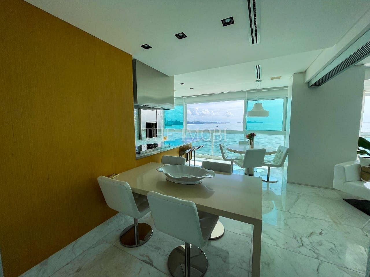 Apartamento Frente Mar com 3 Suítes à Venda em Balneário Camboriú - Santa Catarina - Brasil - 5