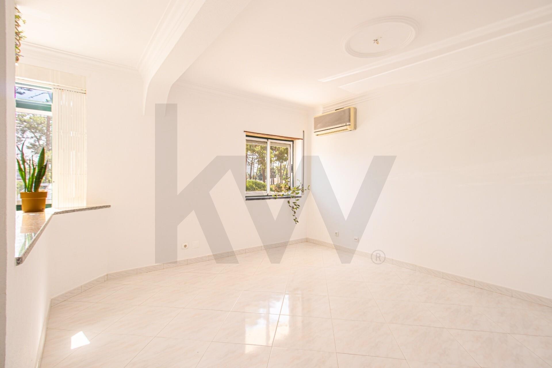 Apartamento T1 à Venda em Almada - Setúbal - Portugal - 2