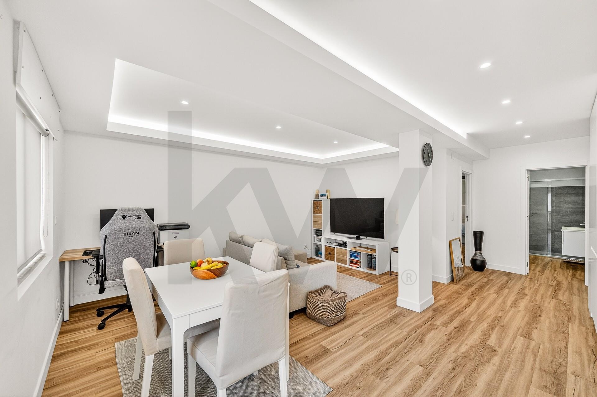 Apartamento T1 à Venda em Queijas - Lisboa - Portugal - 1