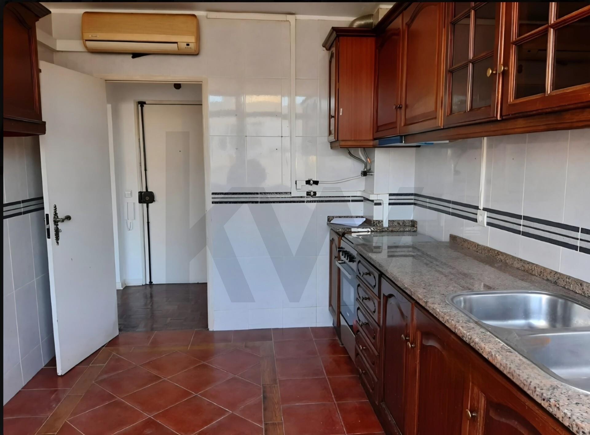 Apartamento T2 à Venda em Agualva-Cacém - Lisboa - Portugal - 2