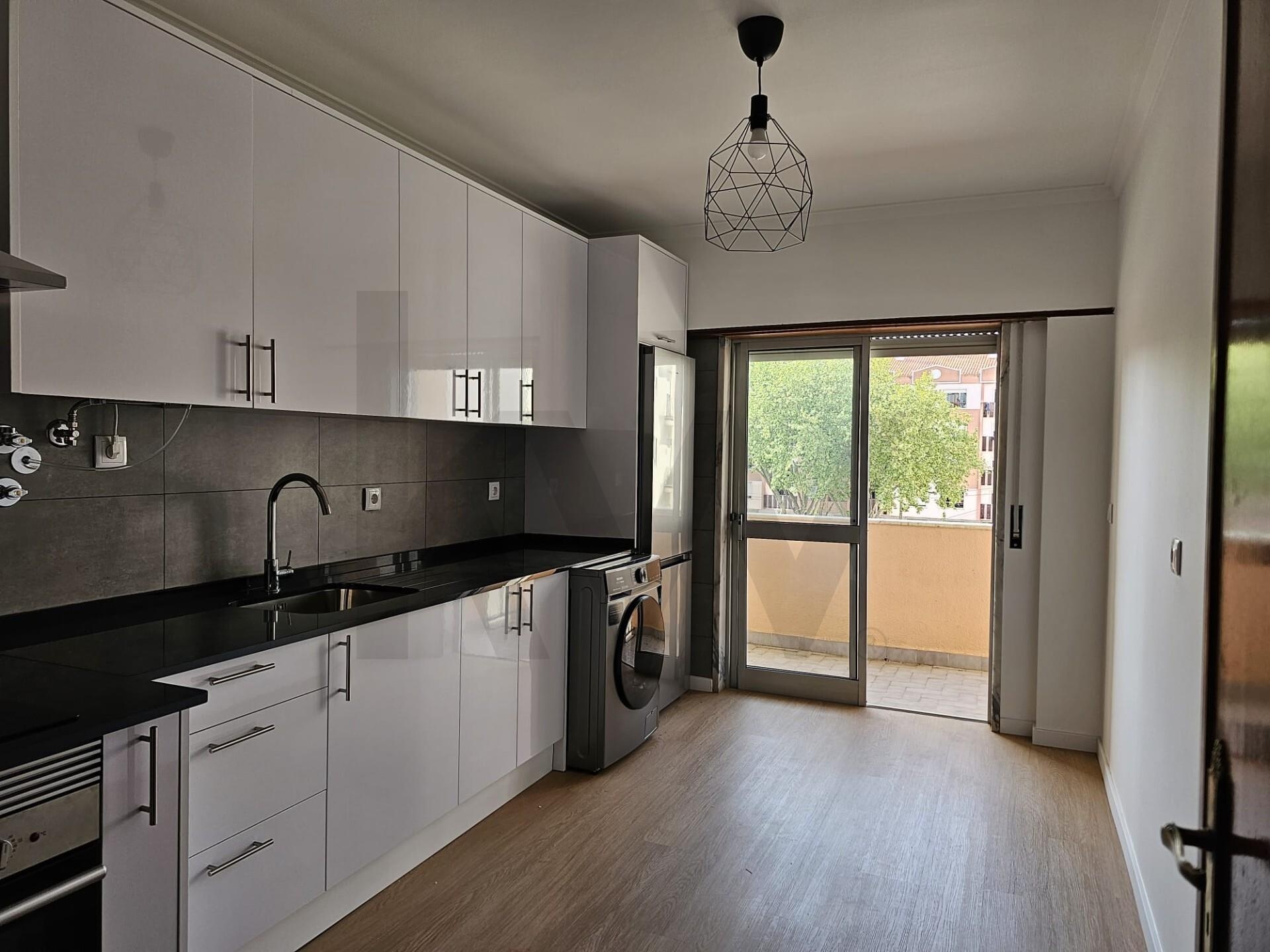 Apartamento T2 à Venda em Agualva-Cacém - Lisboa - Portugal - 2