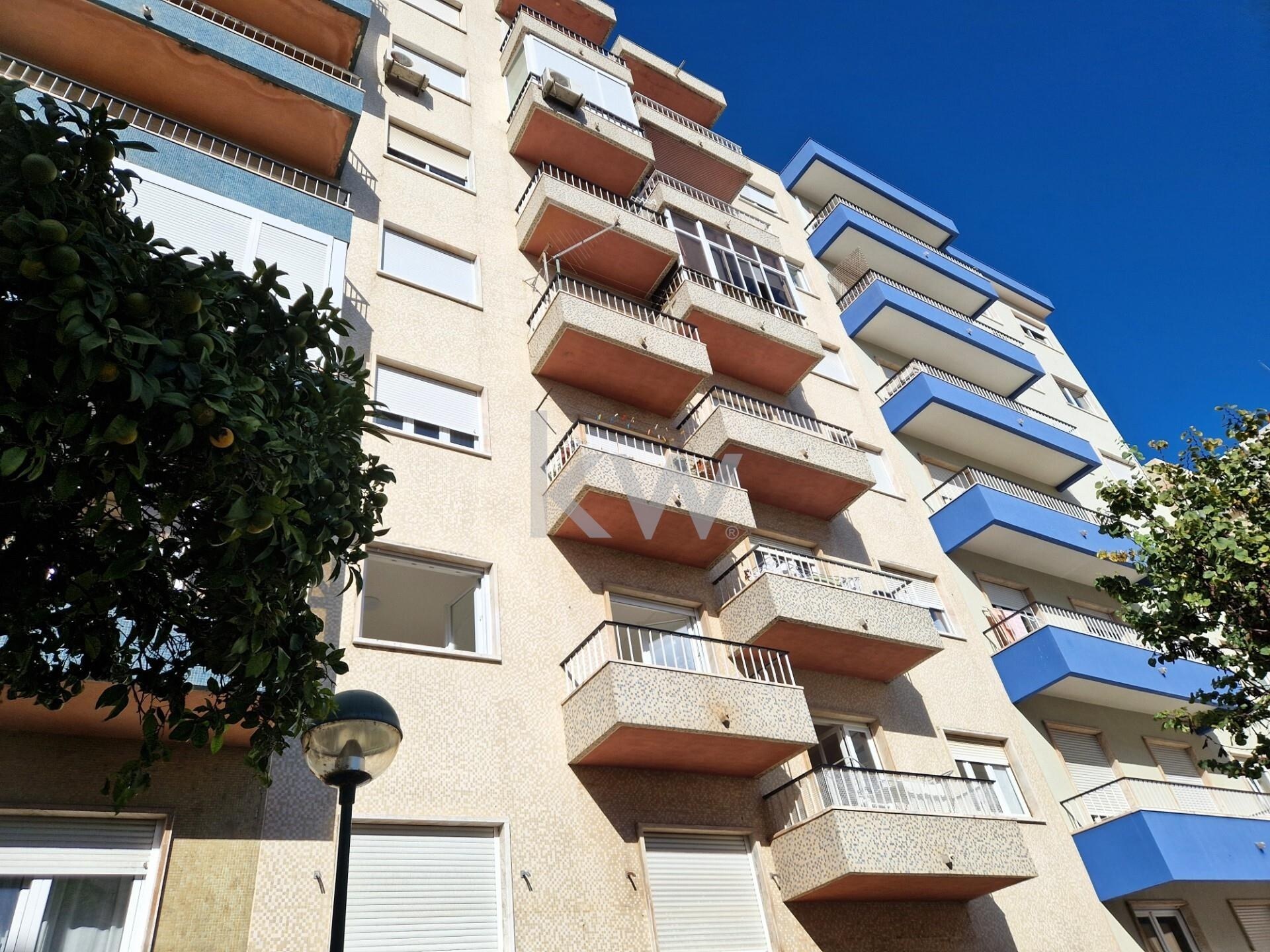 Apartamento T2 à Venda em Algés - Lisboa - Portugal - 2