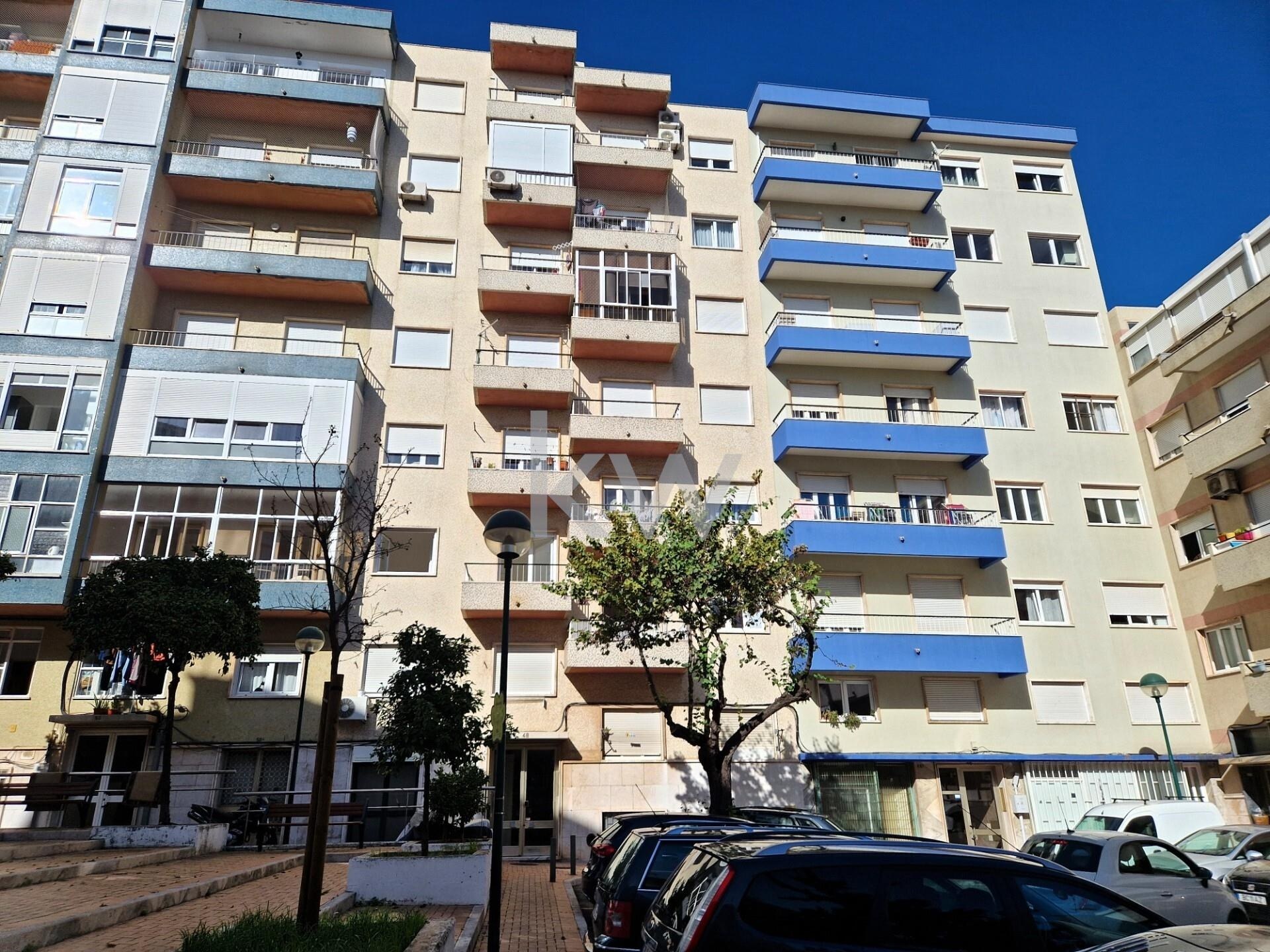 Apartamento T2 à Venda em Algés - Lisboa - Portugal - 3