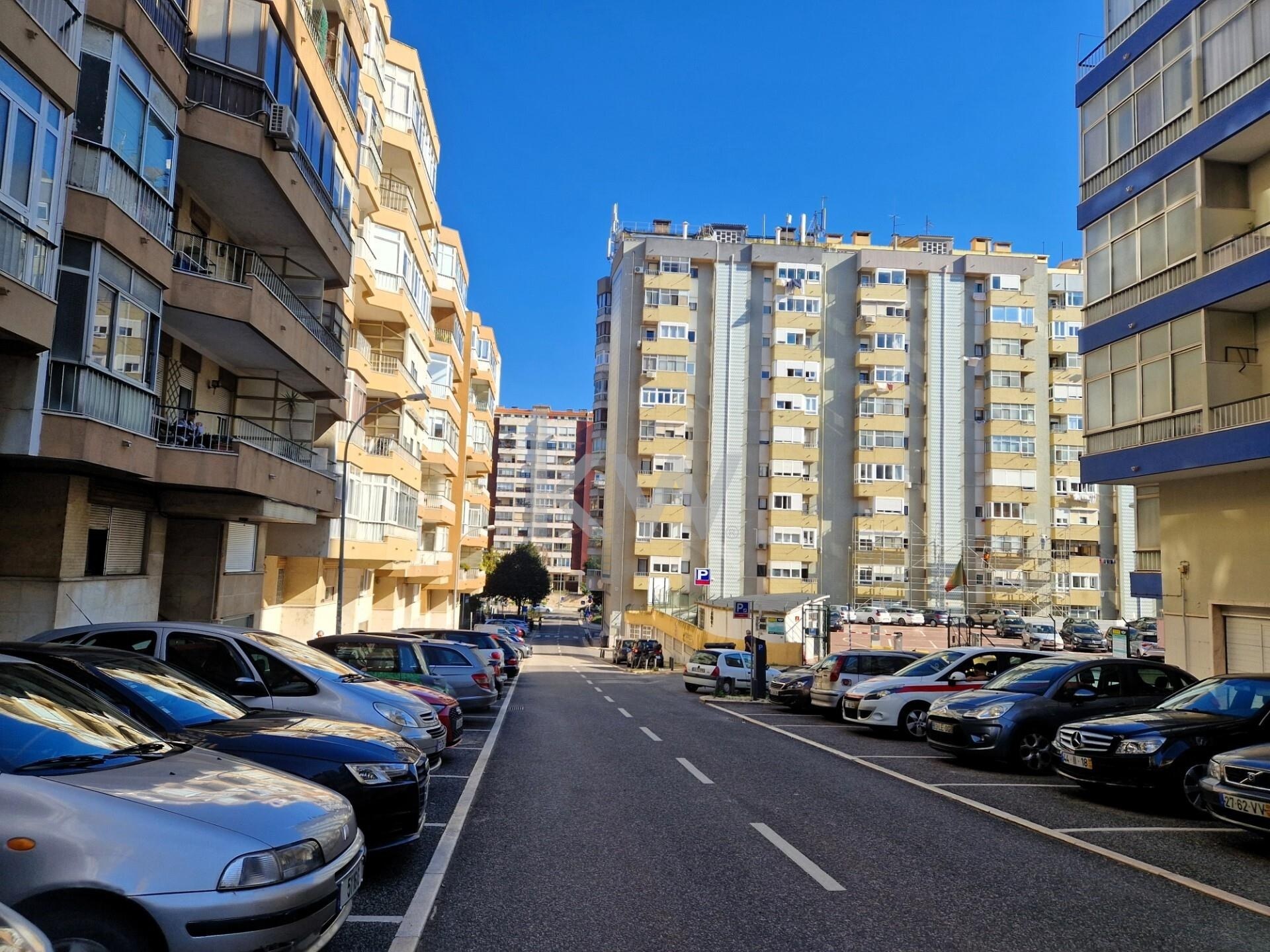 Apartamento T2 à Venda em Algés - Lisboa - Portugal - 8