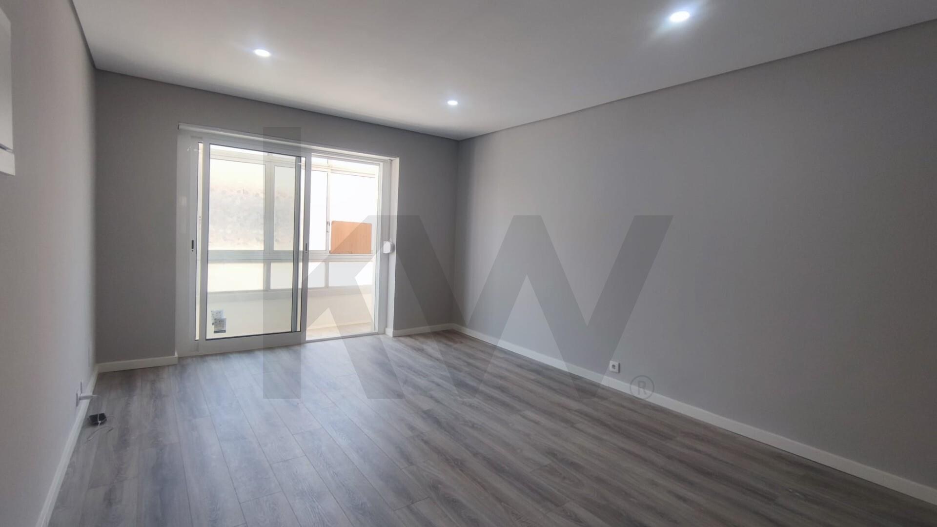 Apartamento T2 à Venda em Almada - Setúbal - Portugal - 2