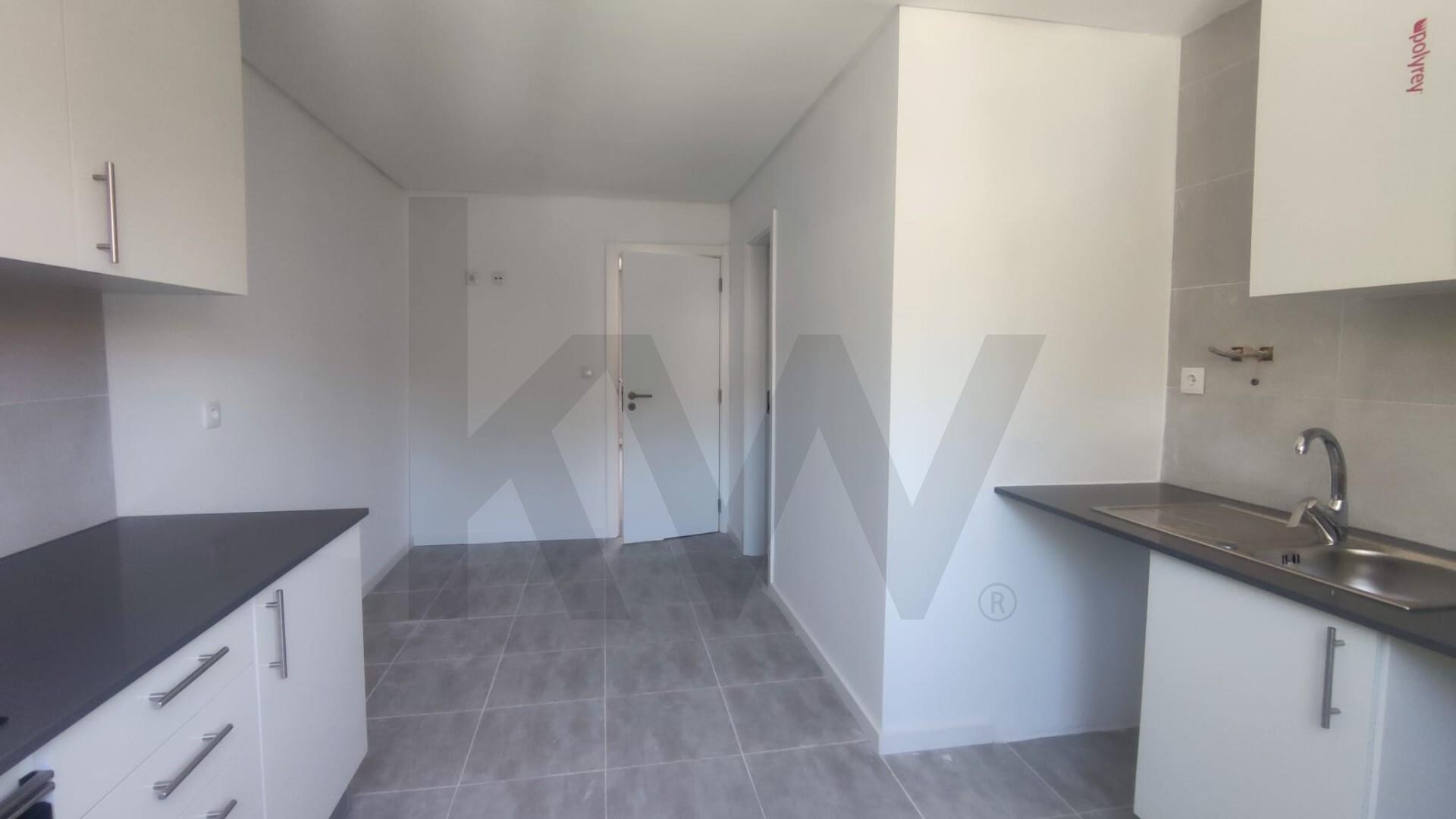Apartamento T2 à Venda em Almada - Setúbal - Portugal - 4