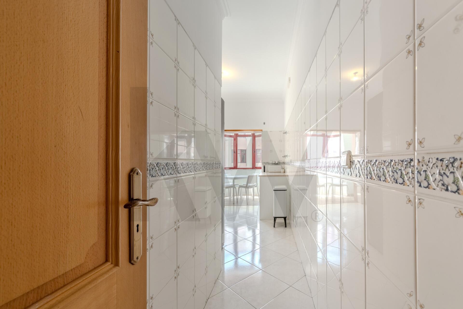 Apartamento T2 à Venda em Almada - Setúbal - Portugal - 3