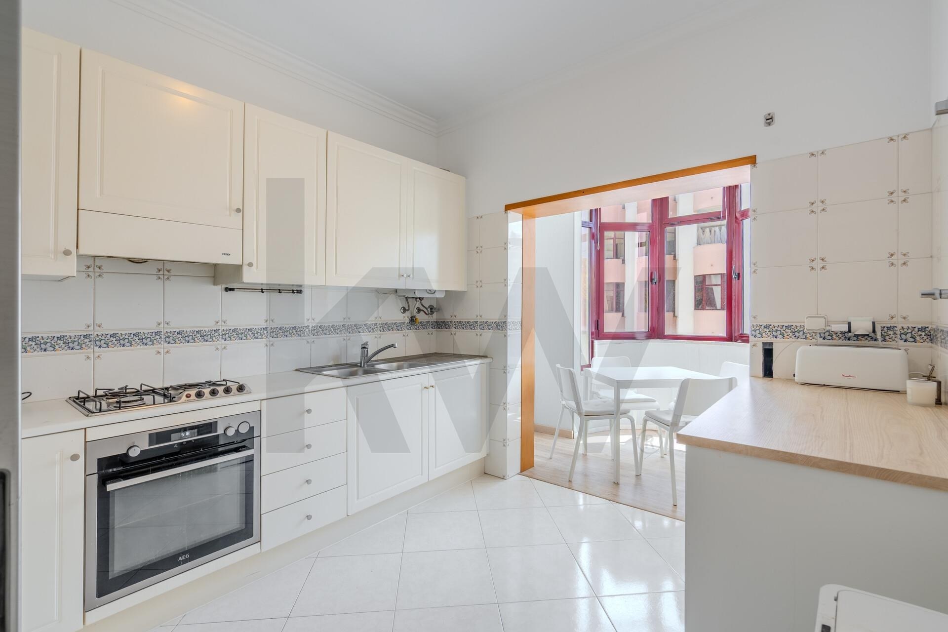 Apartamento T2 à Venda em Almada - Setúbal - Portugal - 4