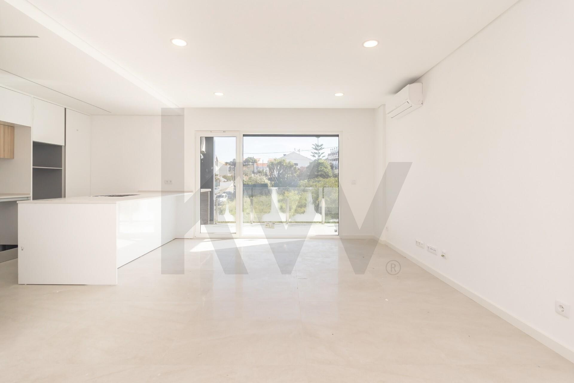 Apartamento T2 à Venda em Almada - Setúbal - Portugal - 1
