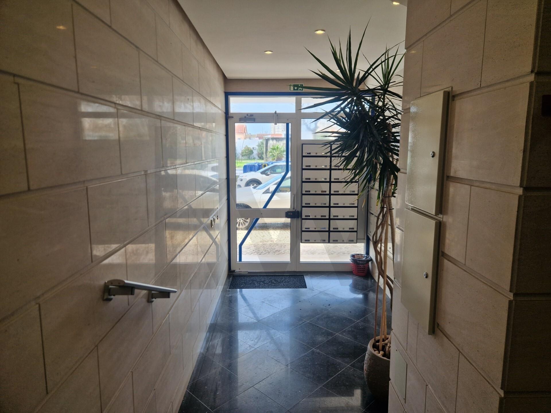 Apartamento T2 à Venda em Almada - Setúbal - Portugal - 2