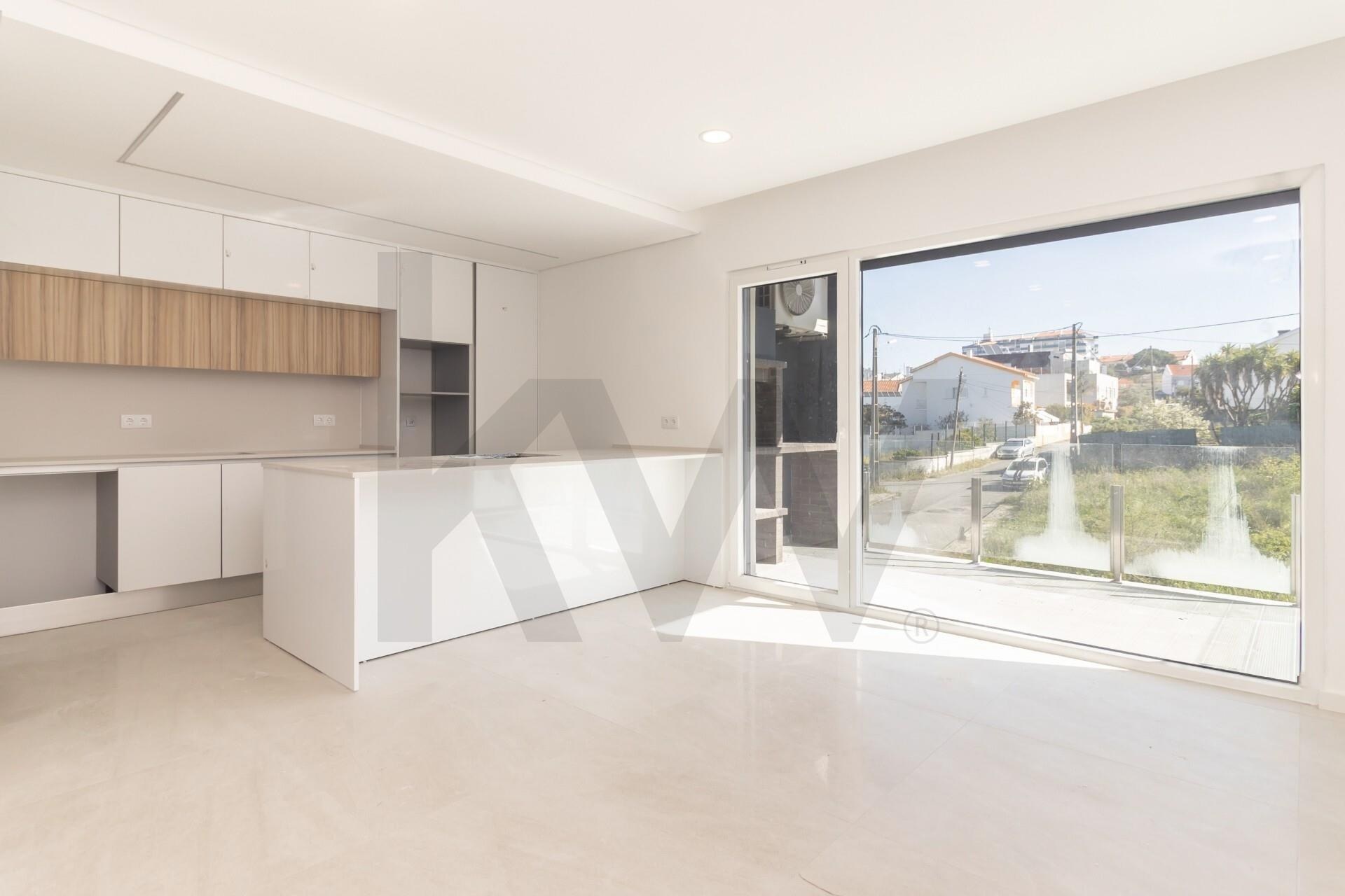 Apartamento T2 à Venda em Almada - Setúbal - Portugal - 2