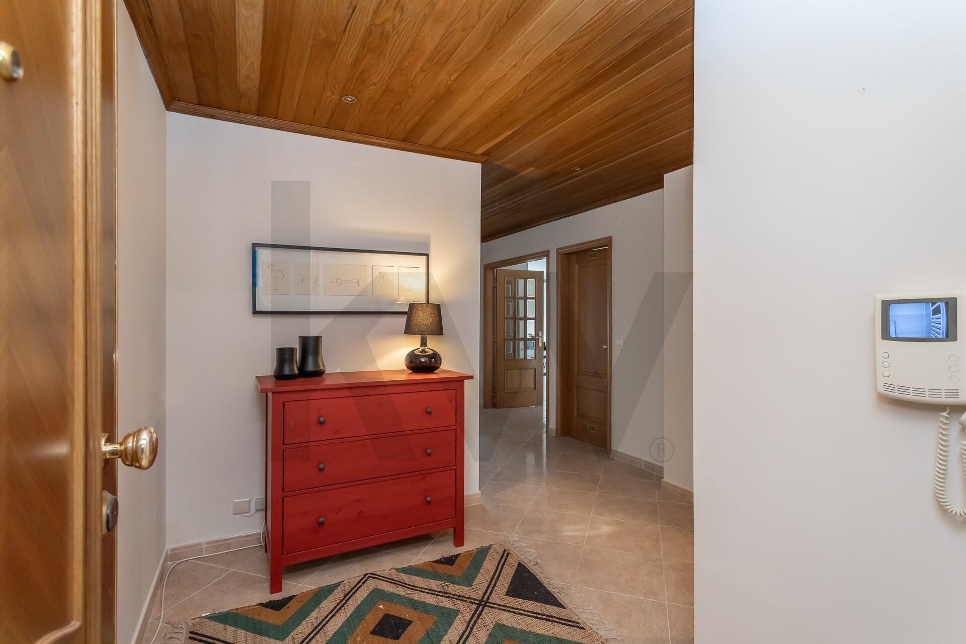 Apartamento T2 à Venda em Almada - Setúbal - Portugal - 2