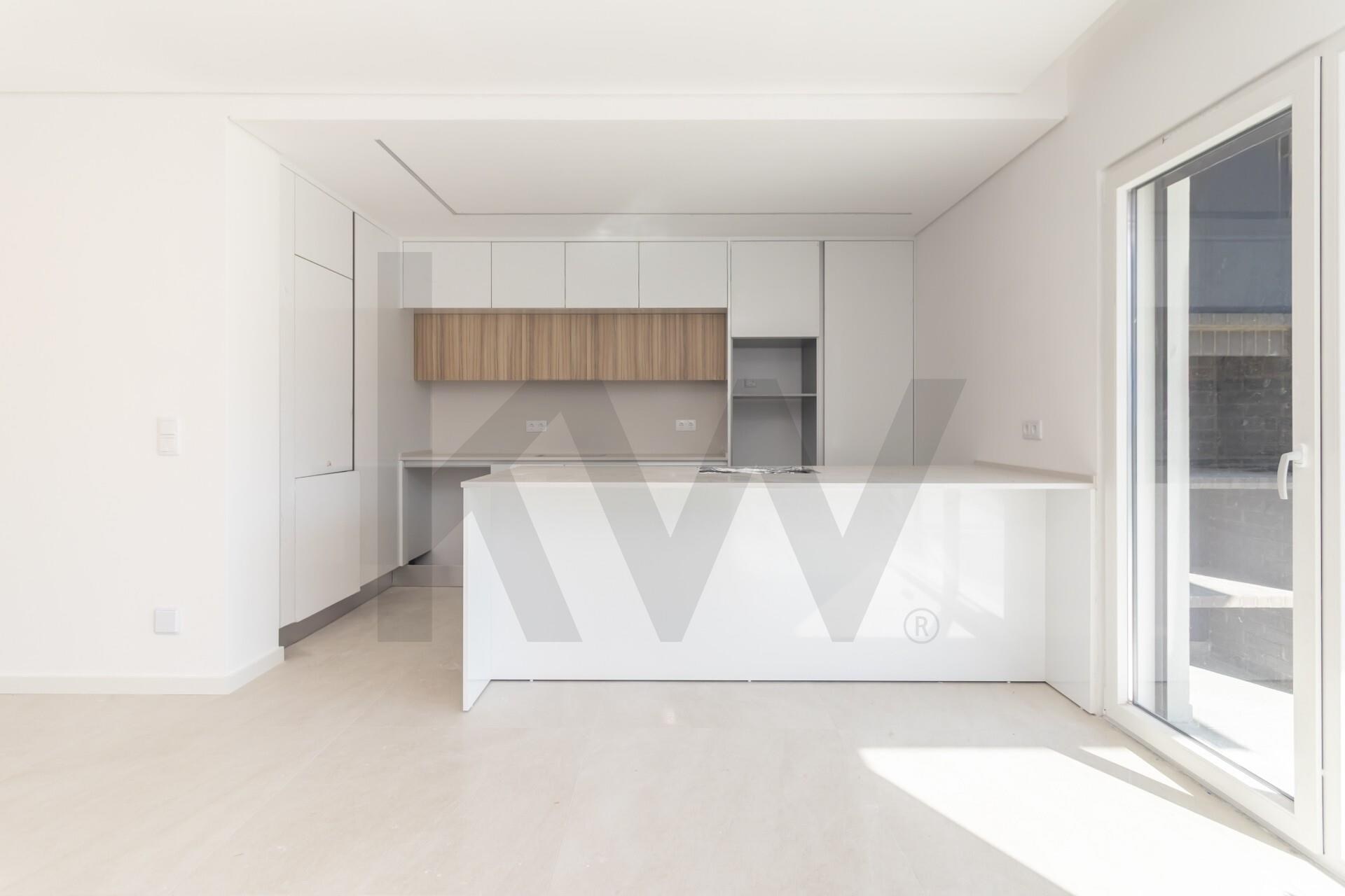 Apartamento T2 à Venda em Almada - Setúbal - Portugal - 3