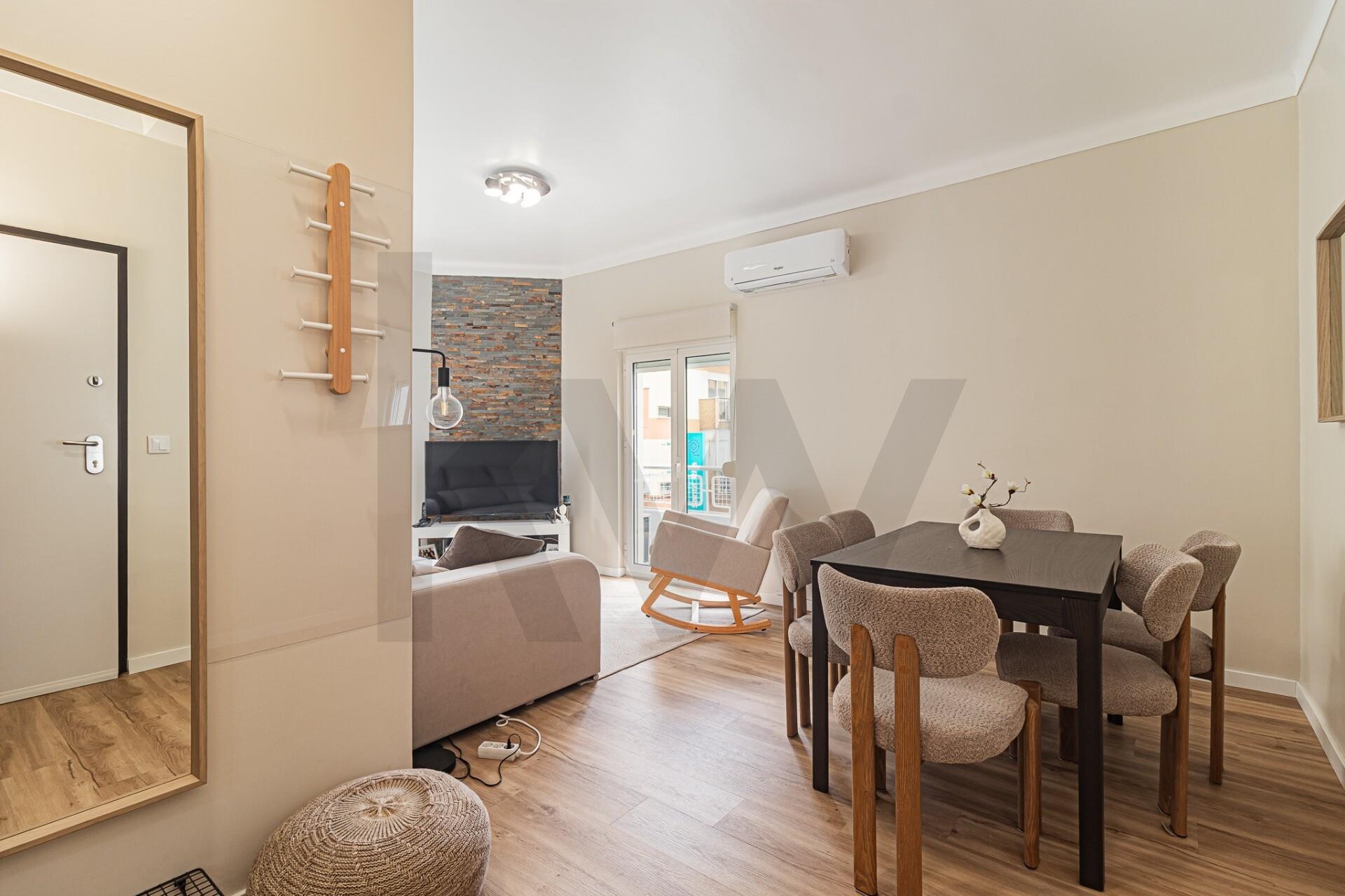Apartamento T2 à Venda em Almada - Setúbal - Portugal - 2