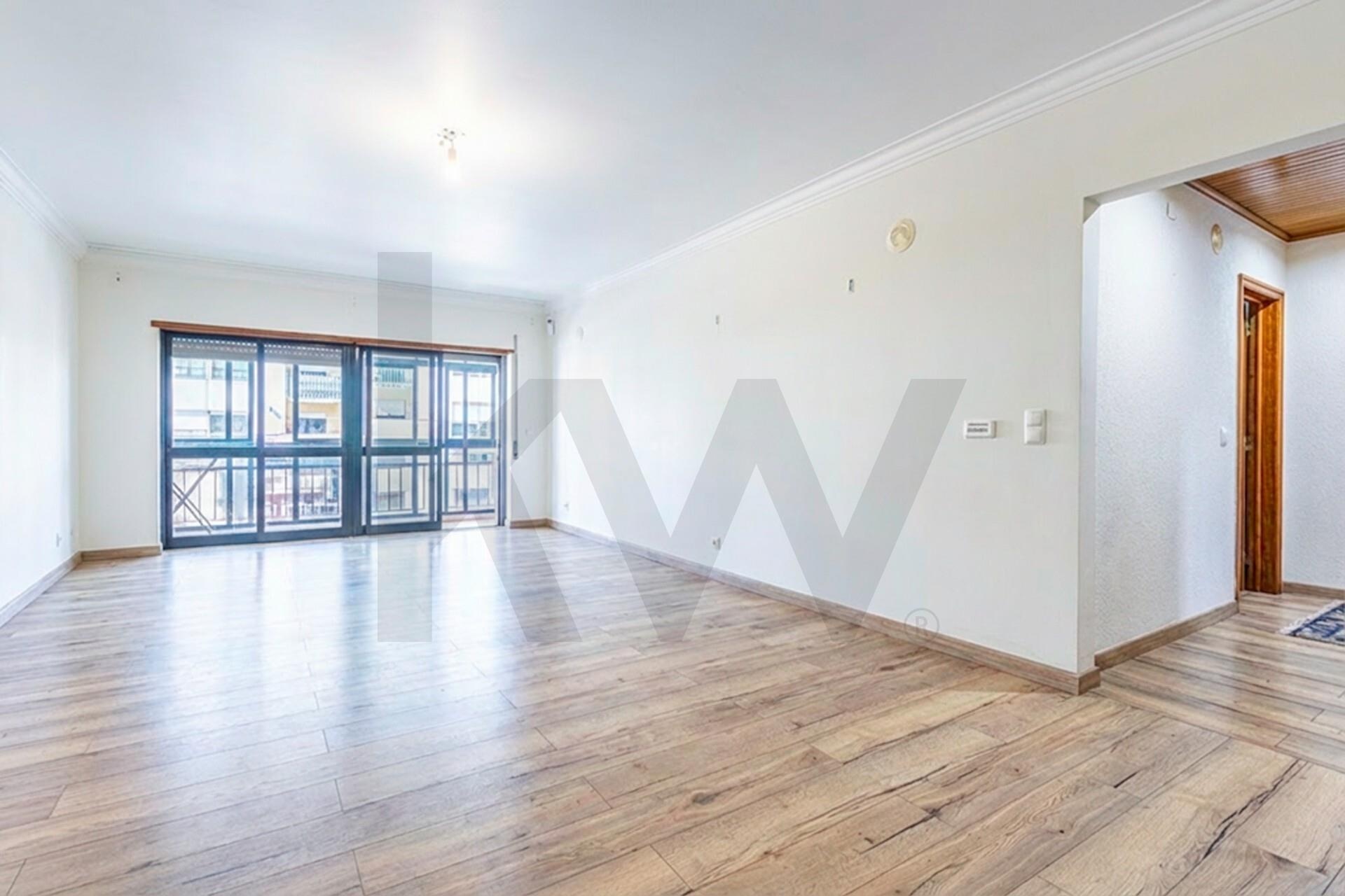 Apartamento T2 à Venda em Belas - Lisboa - Portugal - 2