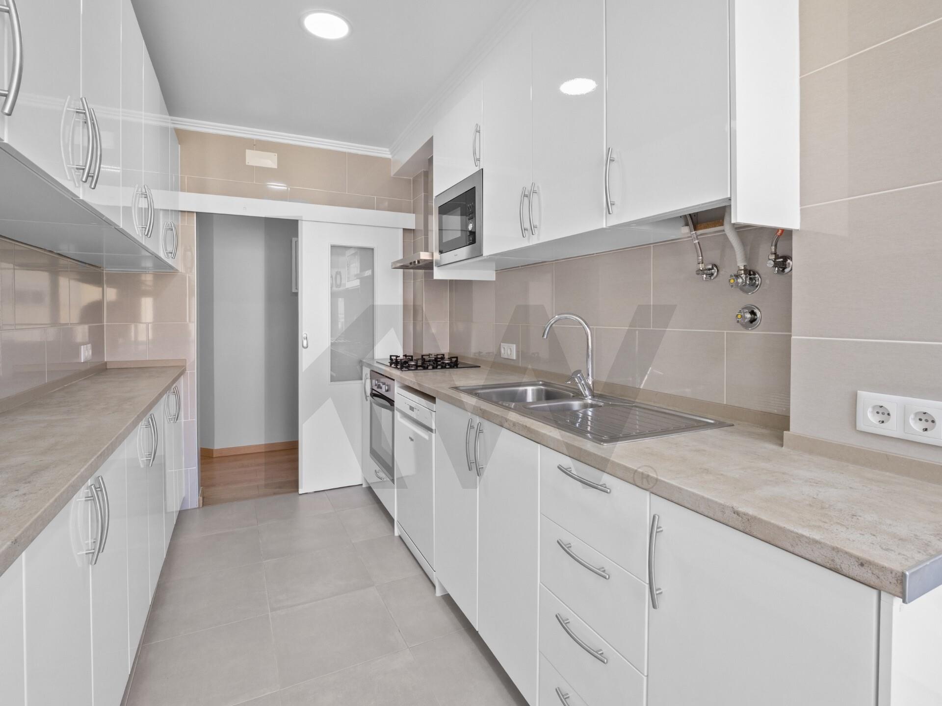 Apartamento T2 à Venda em Carcavelos - Lisboa - Portugal - 2