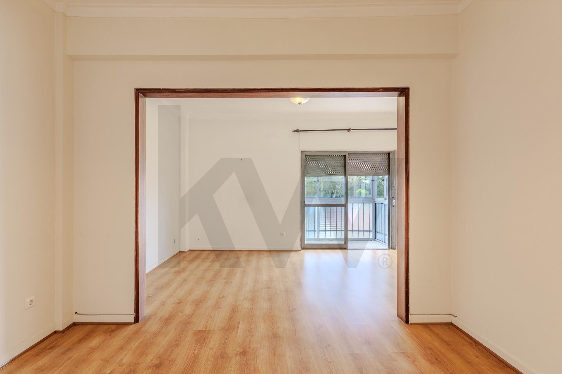 Apartamento T2 à Venda em Carnaxide - Lisboa - Portugal - 2