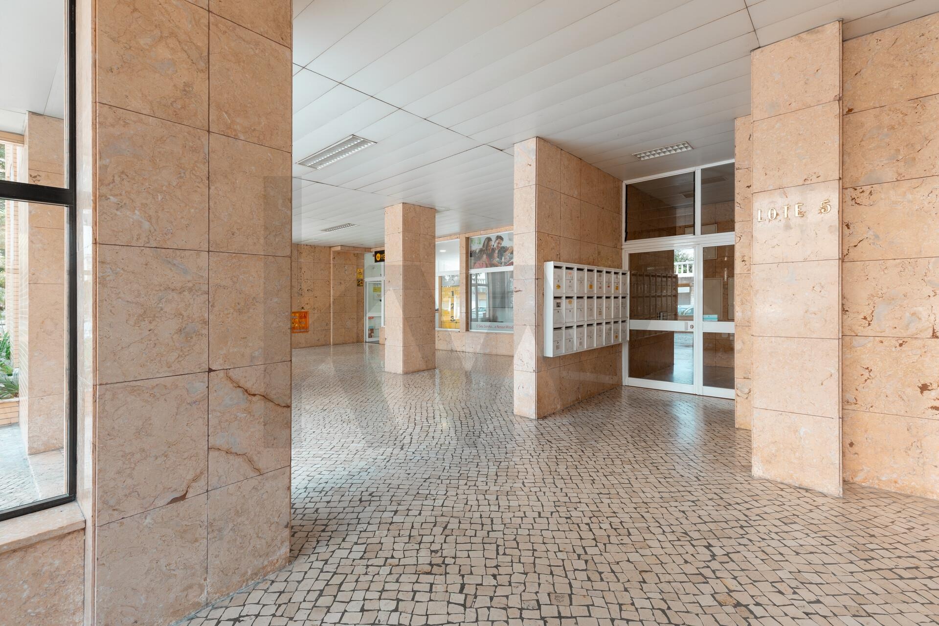 Apartamento T2 à Venda em Coimbra - Coimbra - Portugal - 2