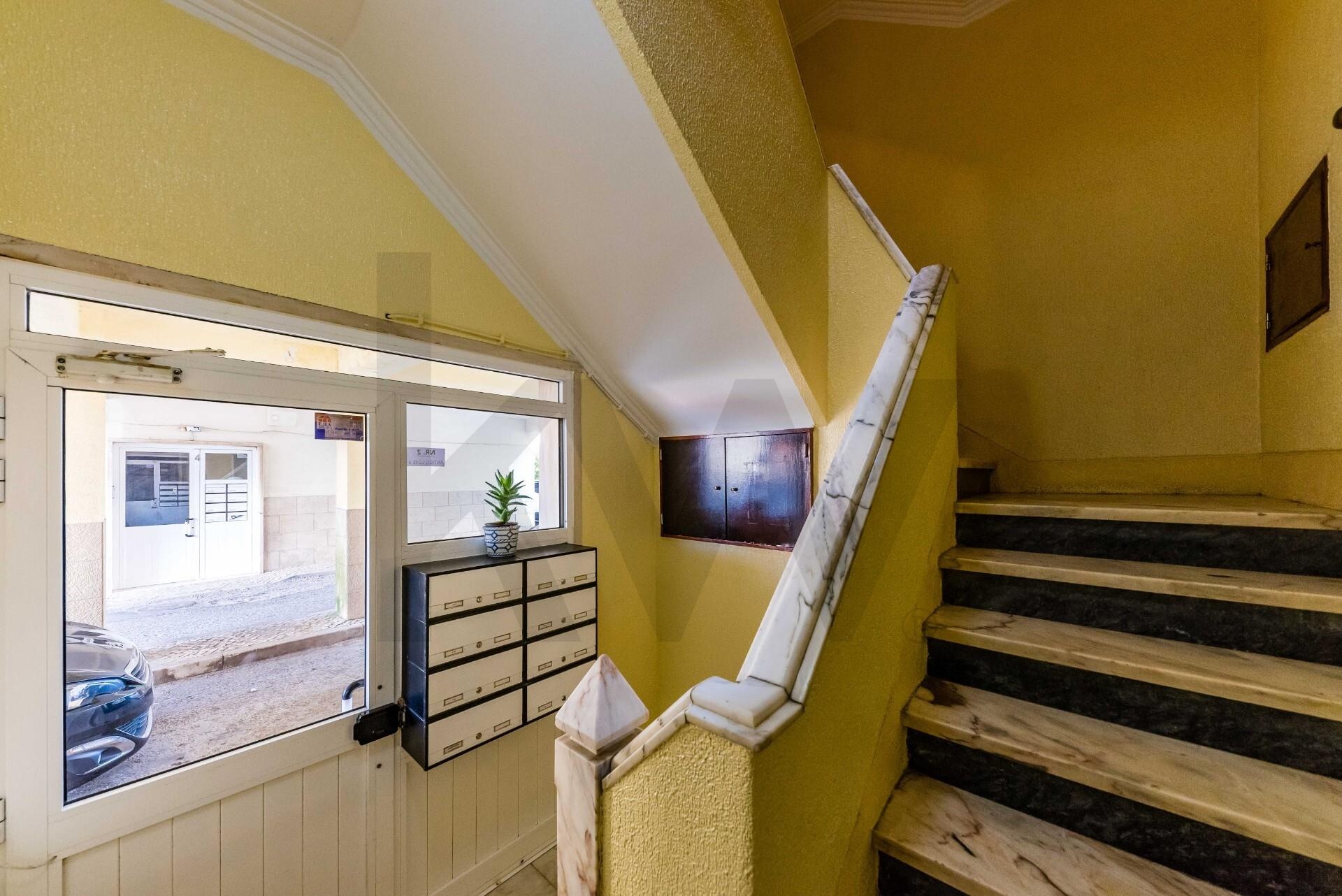 Apartamento T2 à Venda em Mem Martins - Lisboa - Portugal - 2